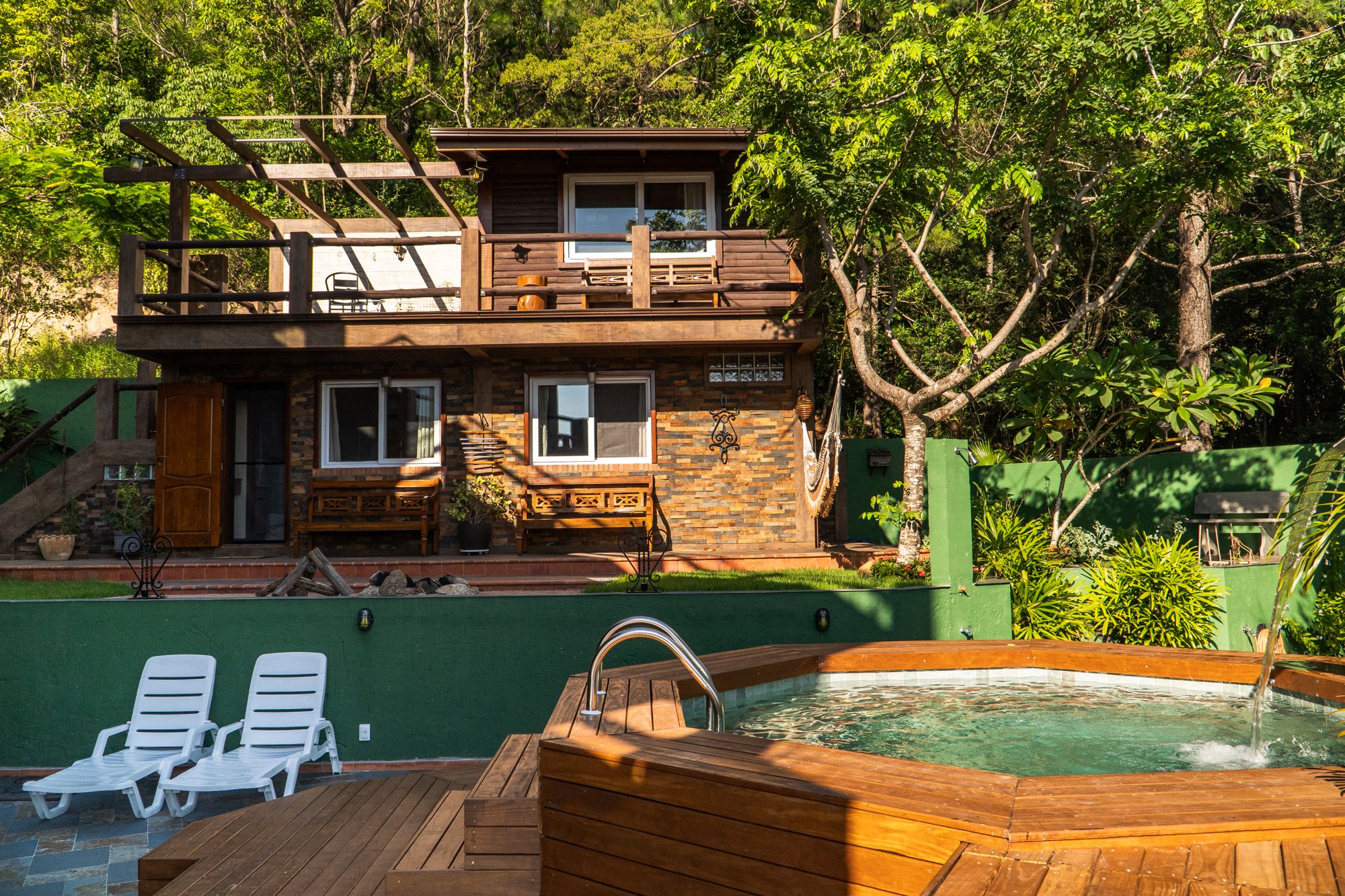 Casa da Montanha com deck e ofurô em meio à mata
